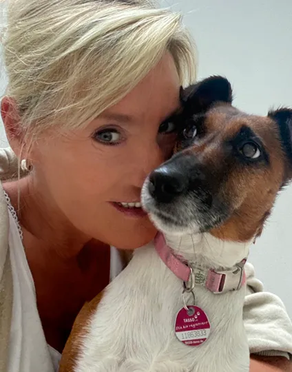 Home 11 Photo von Dina Eppinger mit süßem Hund. Sie ist Inhaberin der WikiDog Whisperer GmbH und Entwicklerin der Hunde-App WikiDog.